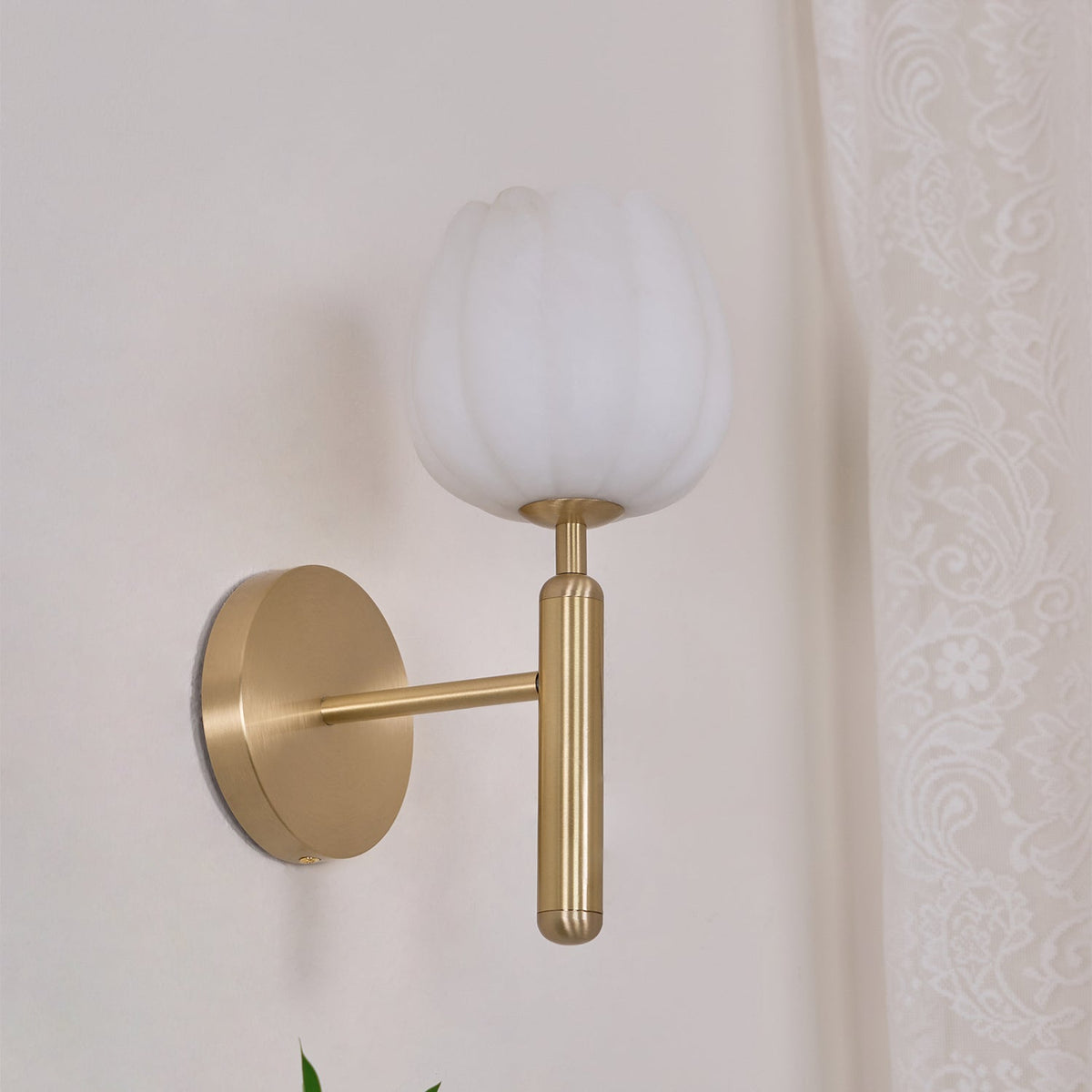 Nivarina aplique de pared Floral alabastro latón
