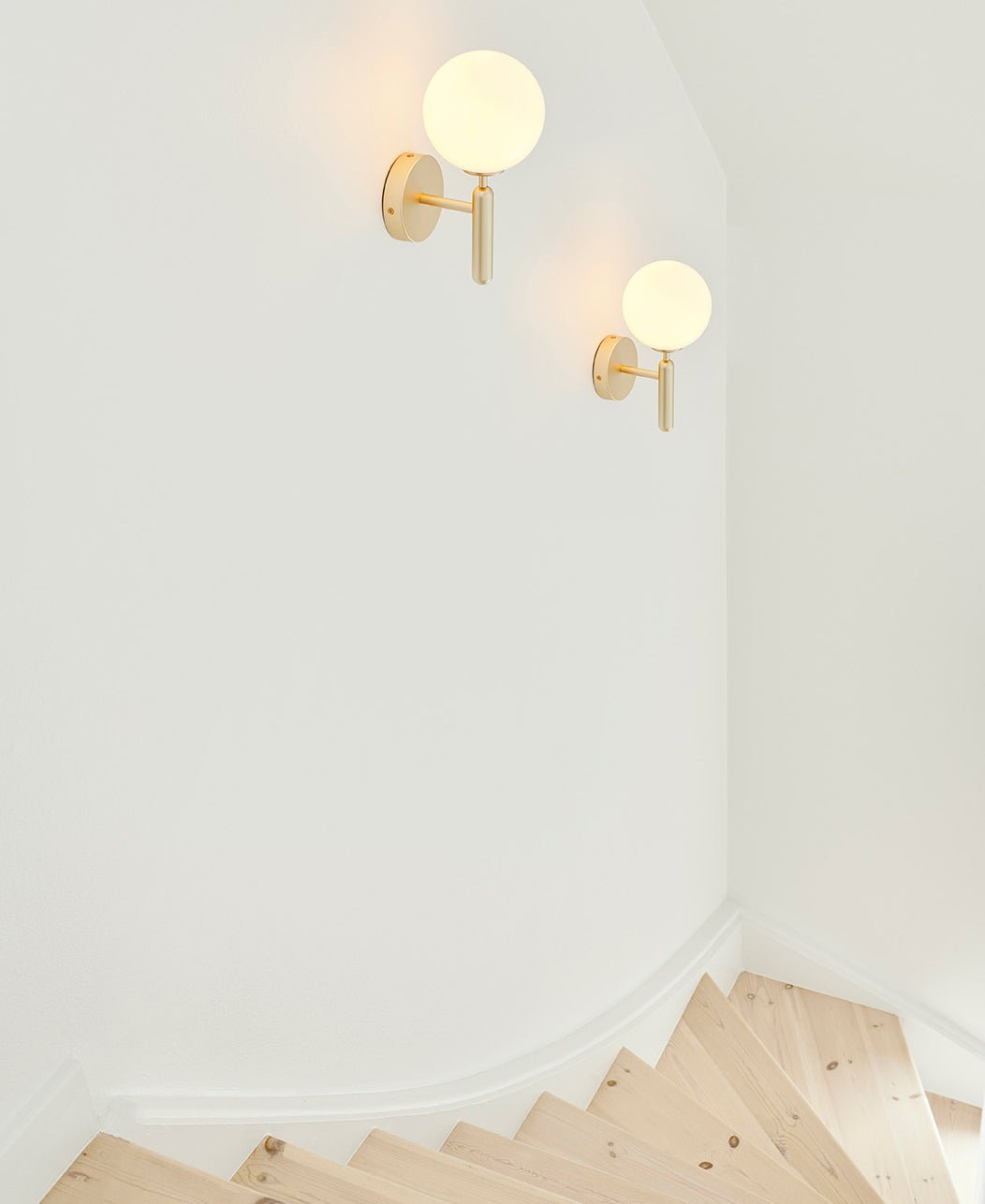 Ilirila aplique de pared moderno minimalista de latón y vidrio