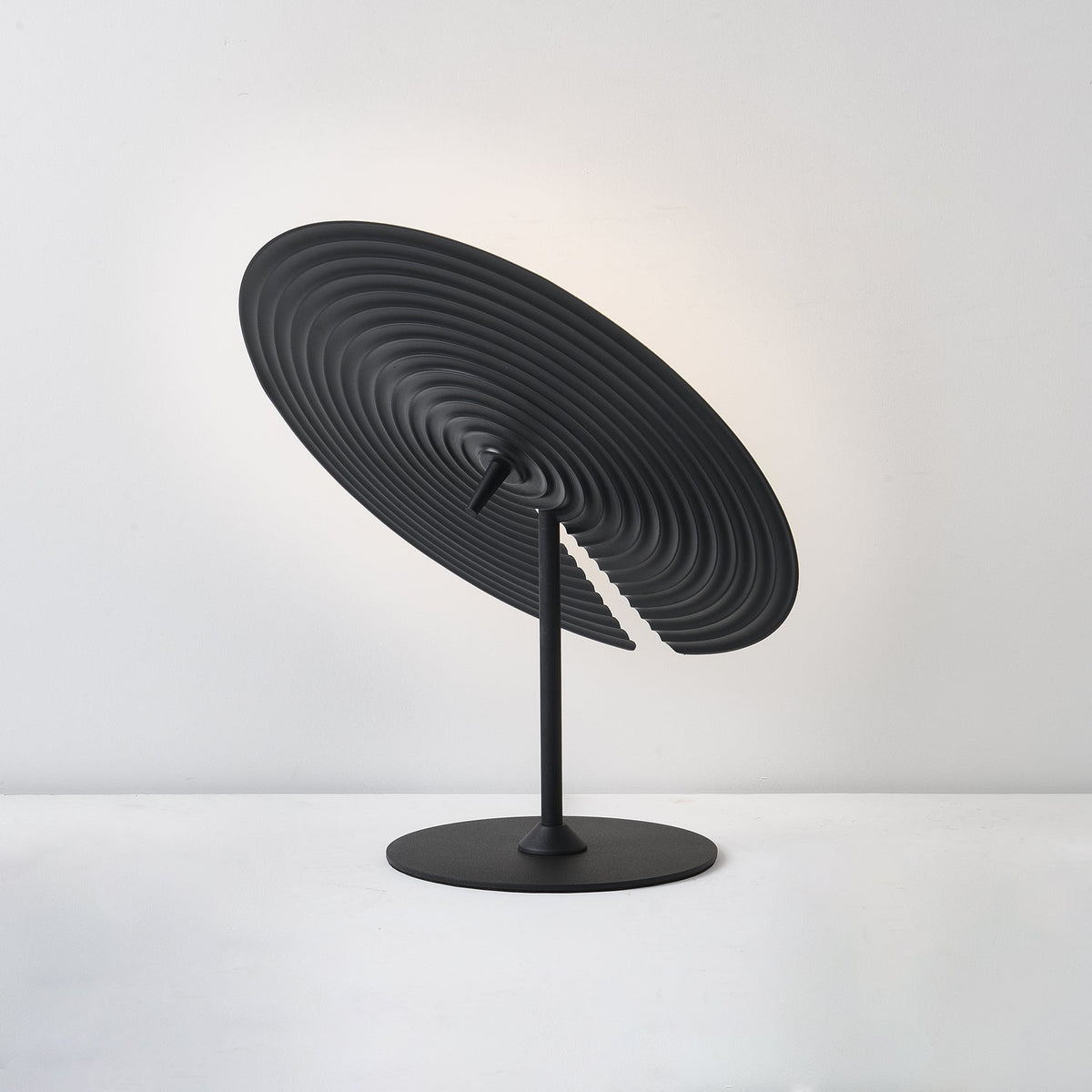 Vortex lámpara de mesa moderna de aluminio
