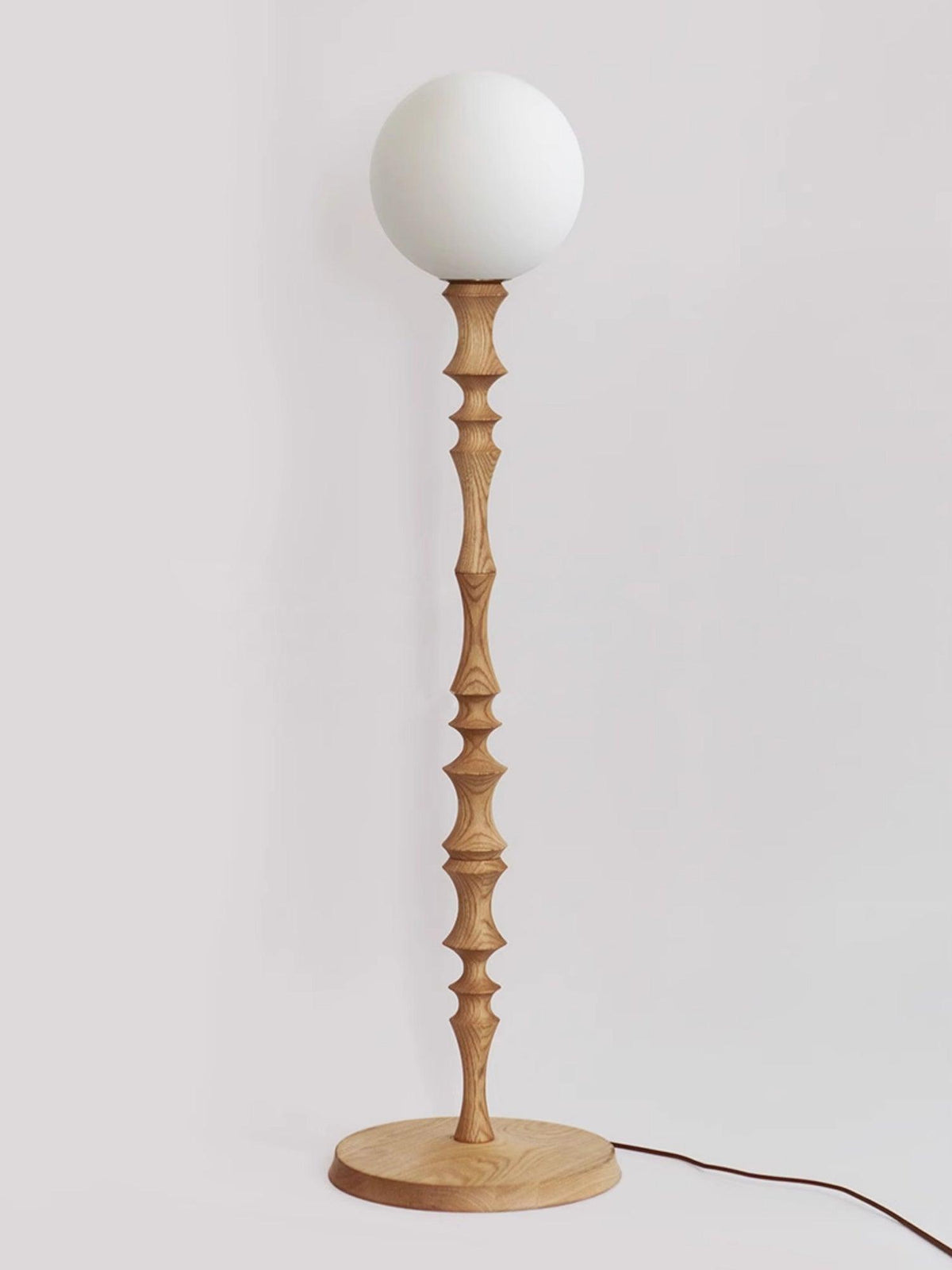 Vilten lámpara de pie elegante de madera
