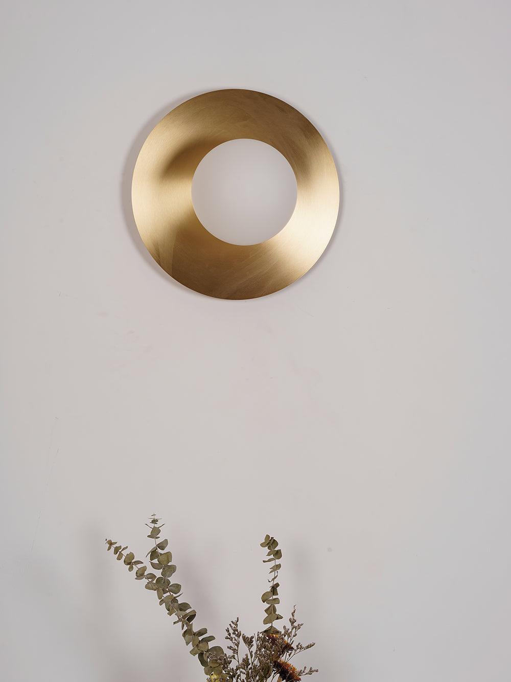 Elem aplique de pared moderno minimalista redondo de arte en latón y vidrio