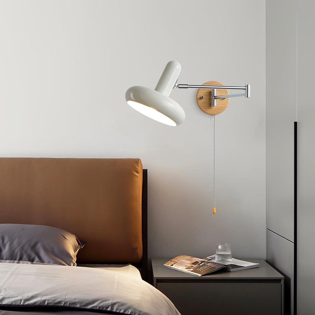 Aplique de pared moderno con brazo giratorio, pantalla redondeada y cadena de extracción