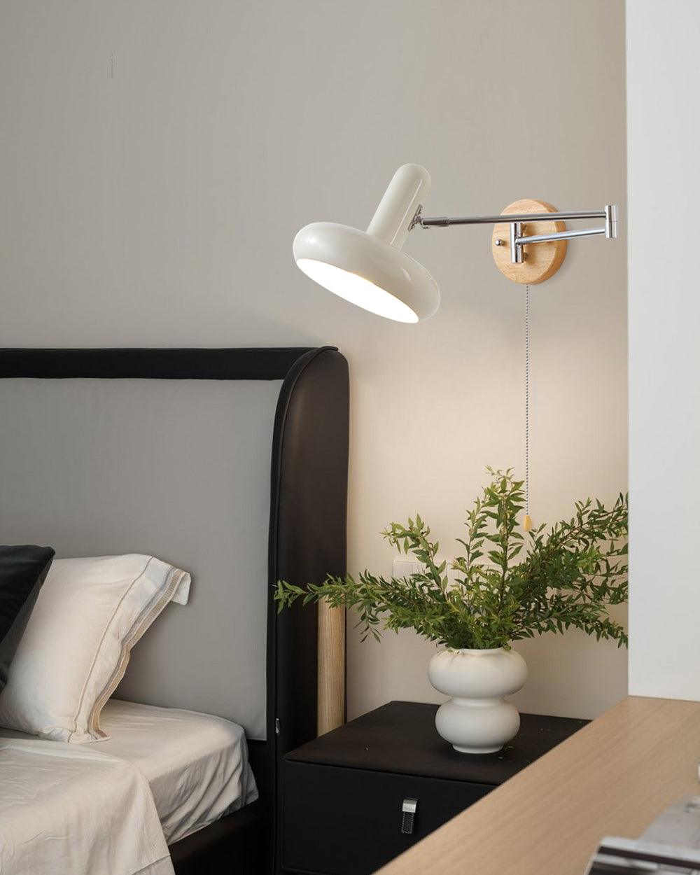 Aplique de pared moderno con brazo giratorio, pantalla redondeada y cadena de extracción