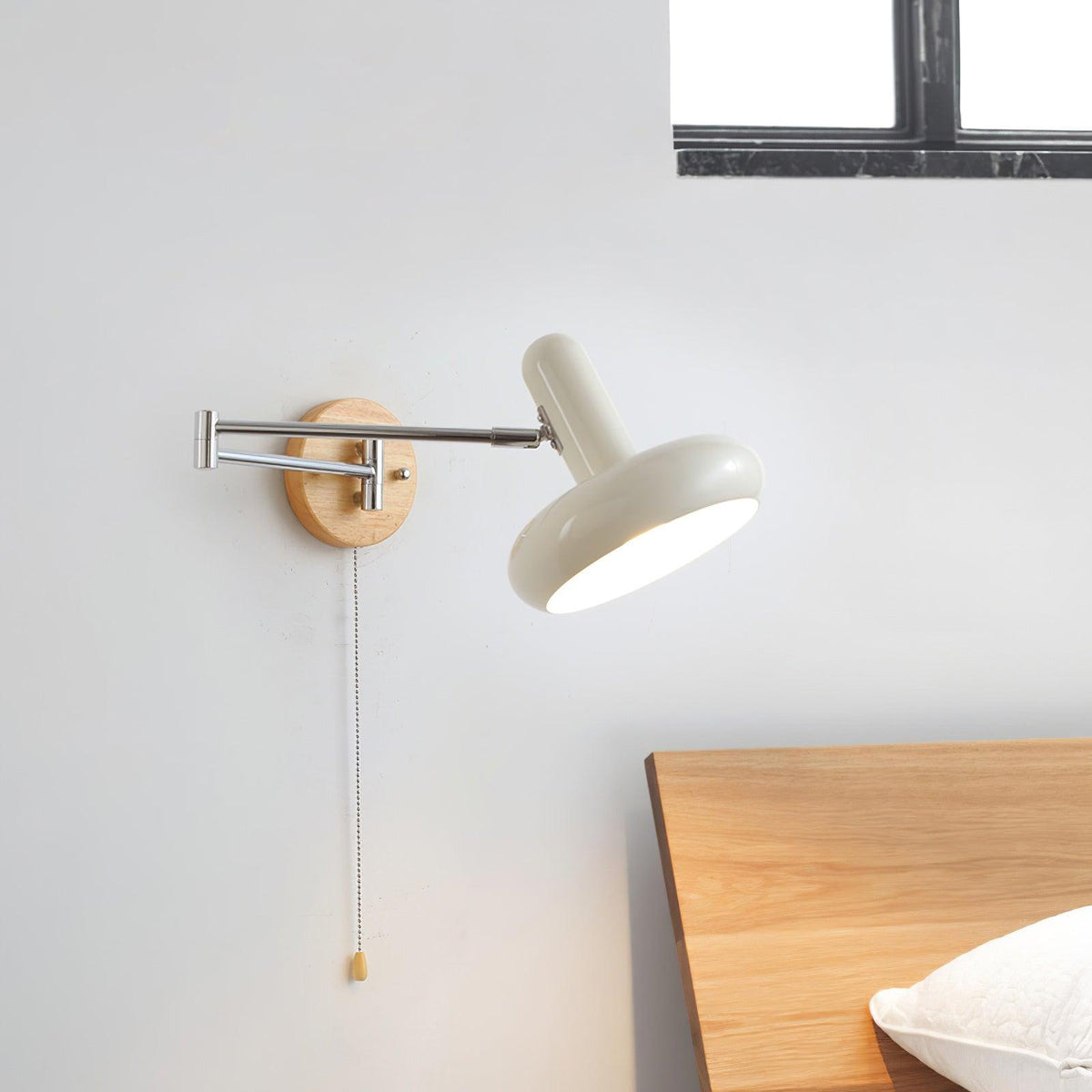 Aplique de pared moderno con brazo giratorio, pantalla redondeada y cadena de extracción