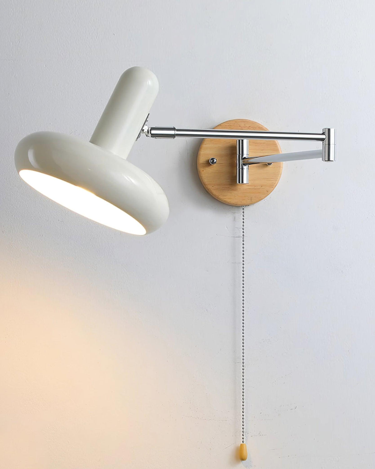 Aplique de pared moderno con brazo giratorio, pantalla redondeada y cadena de extracción