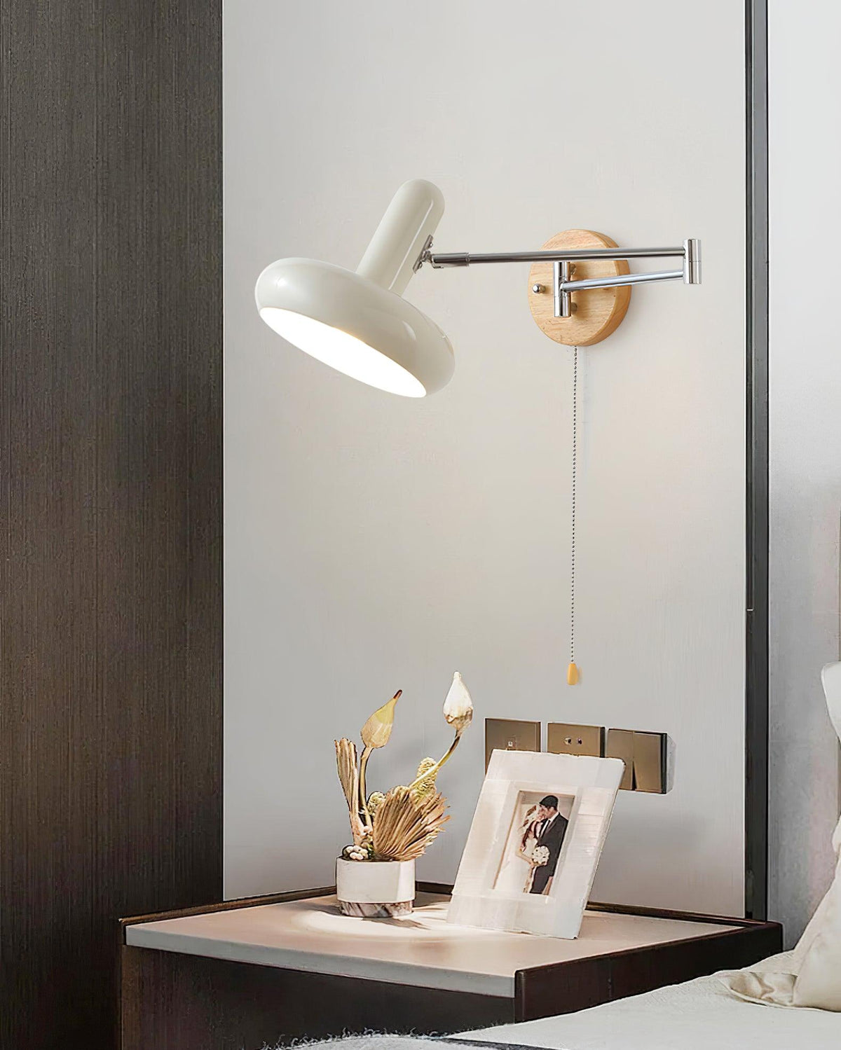 Aplique de pared moderno con brazo giratorio, pantalla redondeada y cadena de extracción