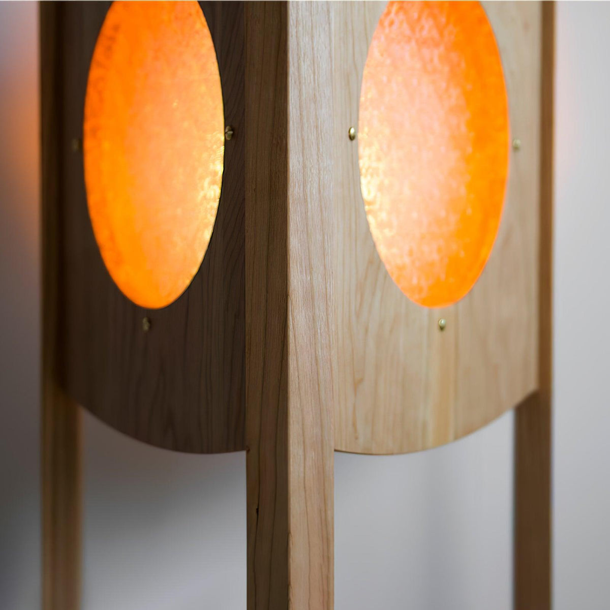 Carvora lámpara de pie de madera