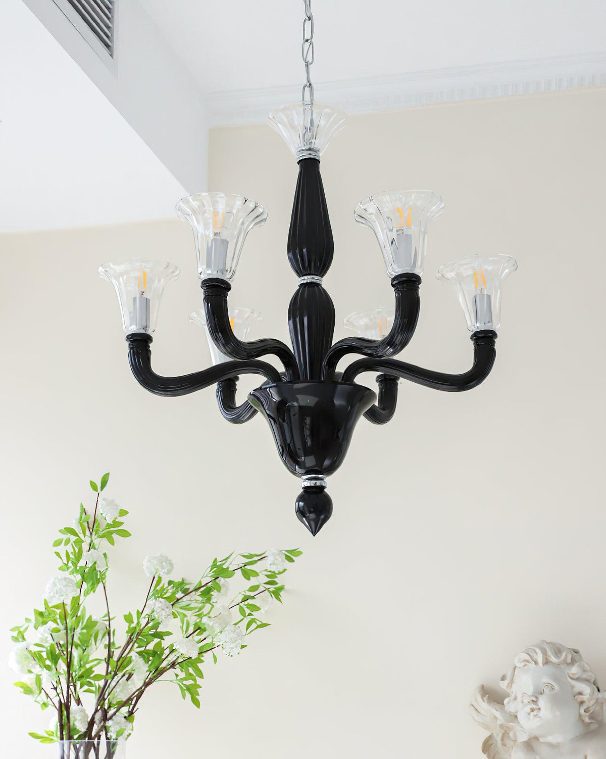 Silten lámpara de araña negra con brazos de Murano y difusores de vidrio estilo vela clásico