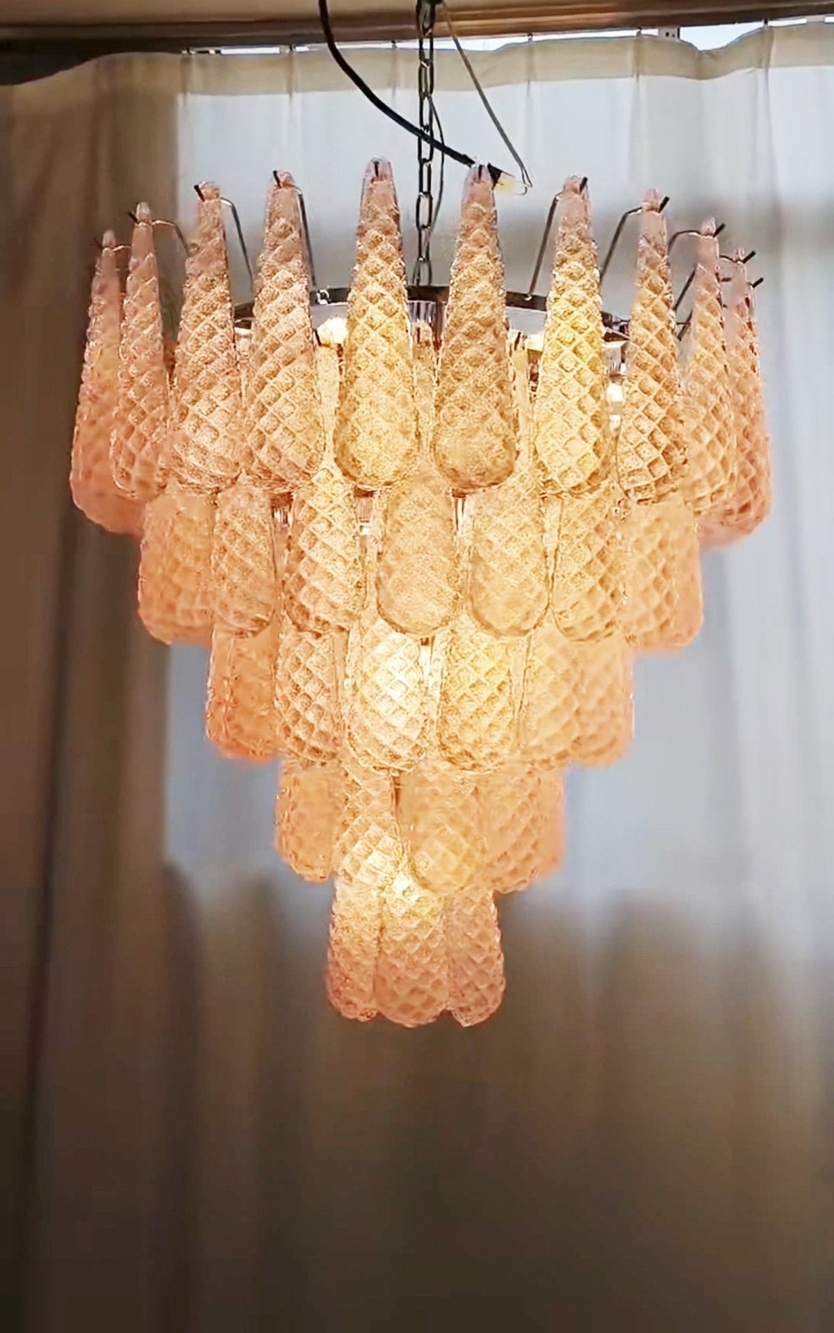 Veliena lámpara de araña rosa con gotas de vidrio de Murano patrón diamante efecto cascada