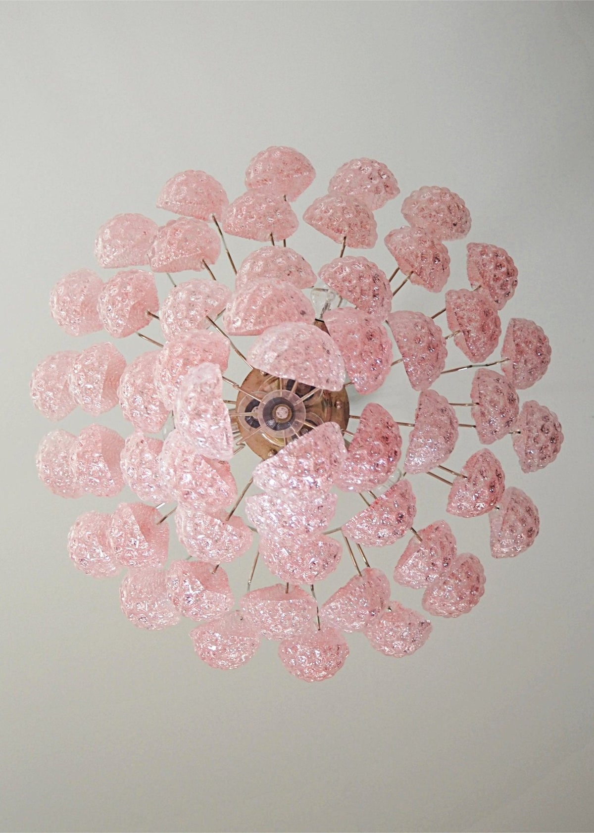 Veliena lámpara de araña rosa con gotas de vidrio de Murano patrón diamante efecto cascada