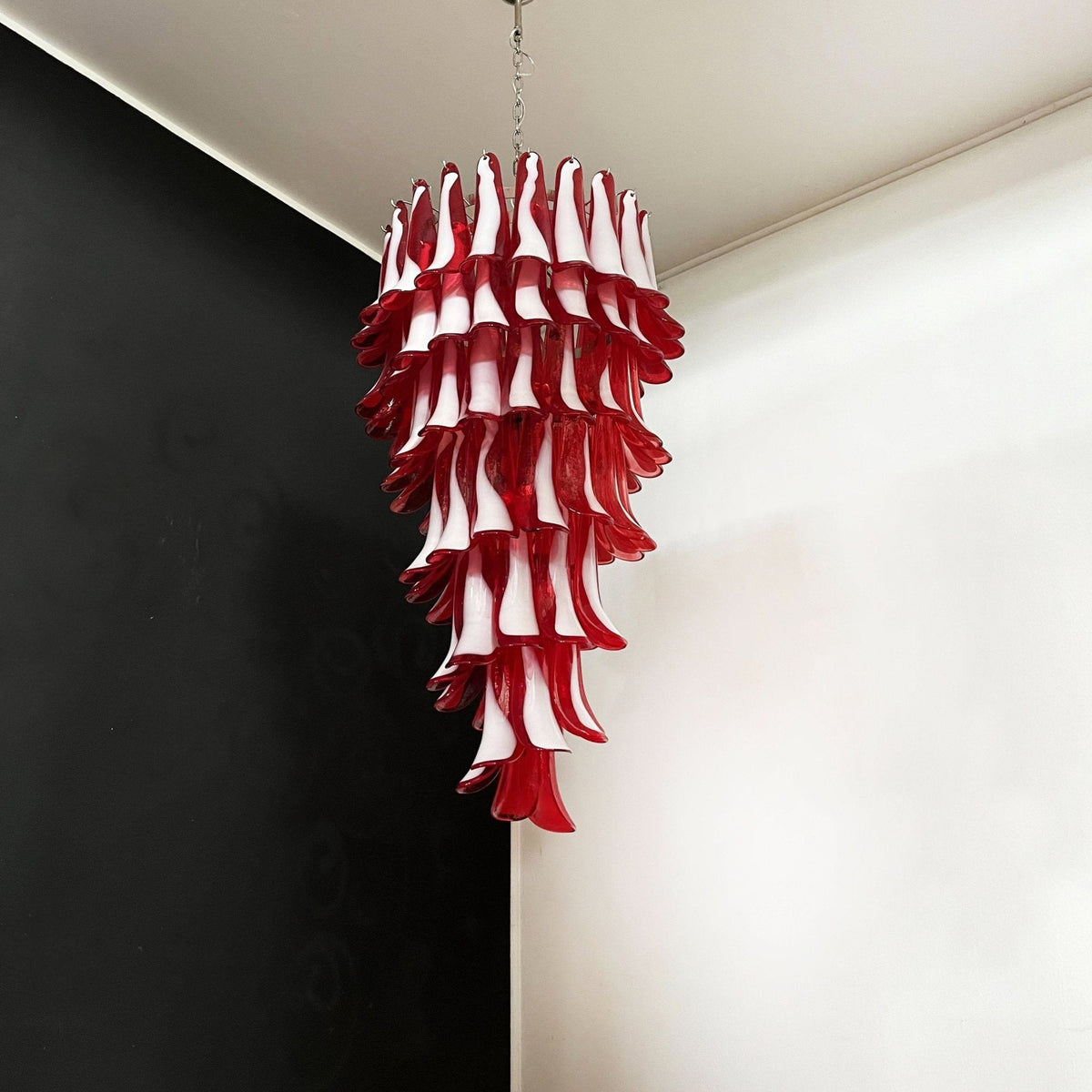 Viraisira lámpara de araña roja y blanca con pétalos en espiral Murano