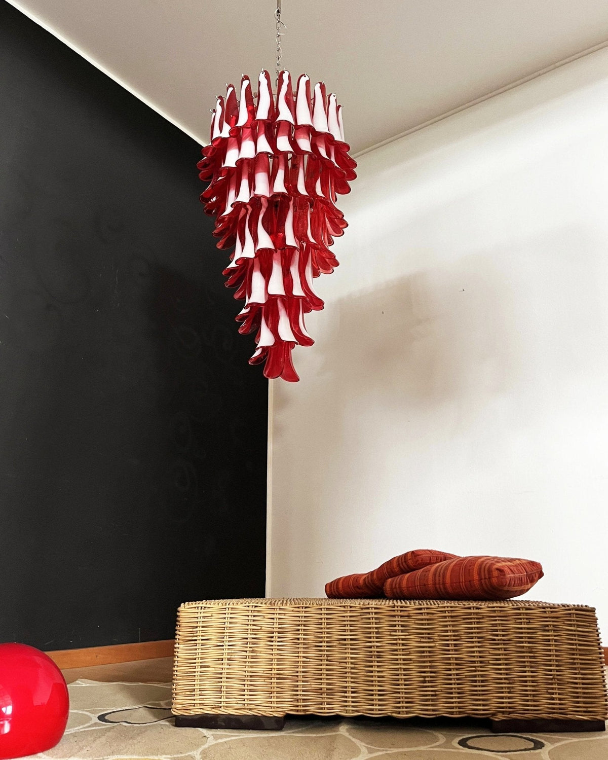 Viraisira lámpara de araña roja y blanca con pétalos en espiral Murano