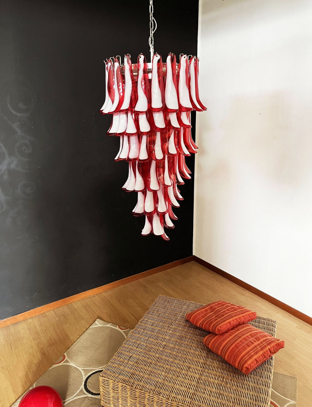 Viraisira lámpara de araña roja y blanca con pétalos en espiral Murano