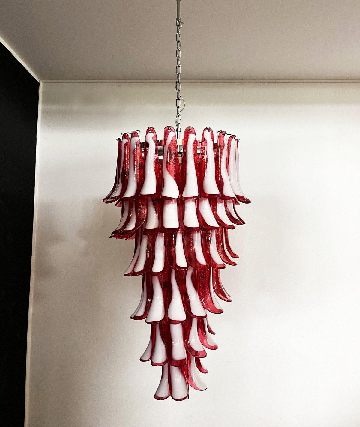 Viraisira lámpara de araña roja y blanca con pétalos en espiral Murano