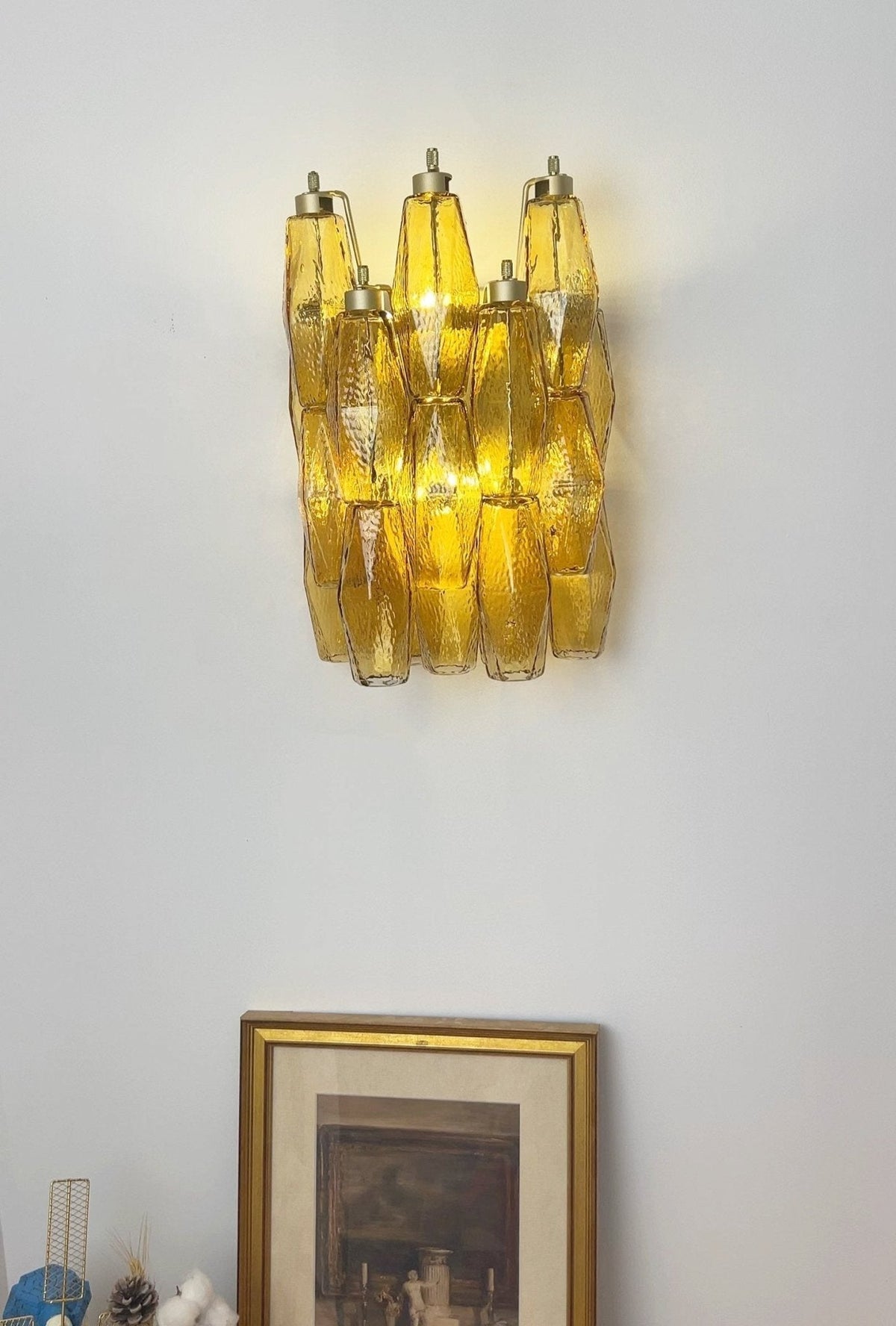 Liorenette aplique de pared con vidrio ámbar en forma de rombo y estilo geométrico
