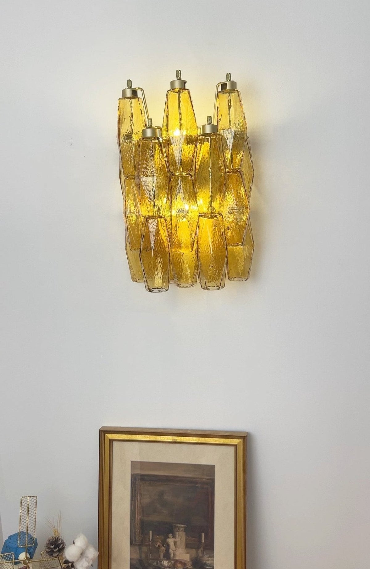 Liorenette aplique de pared con vidrio ámbar en forma de rombo y estilo geométrico