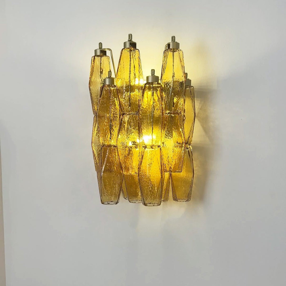 Liorenette aplique de pared con vidrio ámbar en forma de rombo y estilo geométrico