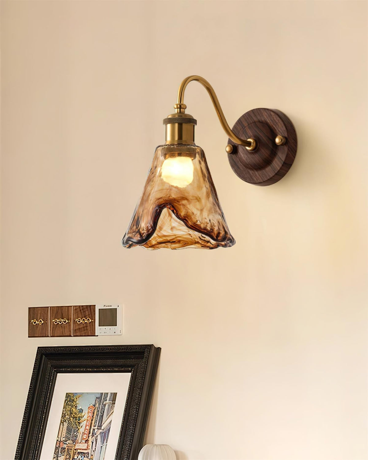 Nalia aplique de pared de vidrio ámbar y base de nogal con detalles dorados estilo vintage