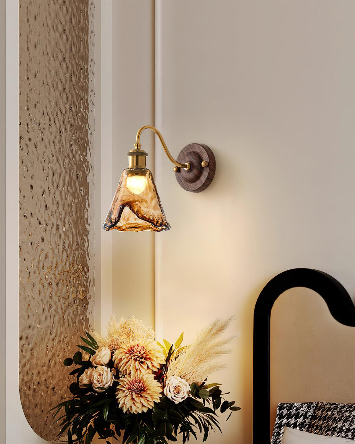 Nalia aplique de pared de vidrio ámbar y base de nogal con detalles dorados estilo vintage