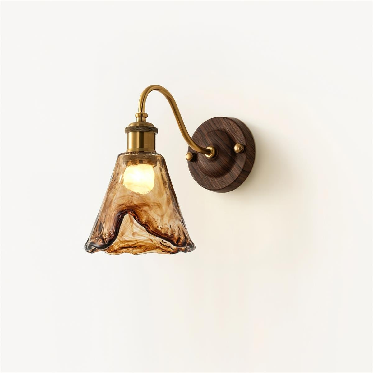 Nalia aplique de pared de vidrio ámbar y base de nogal con detalles dorados estilo vintage