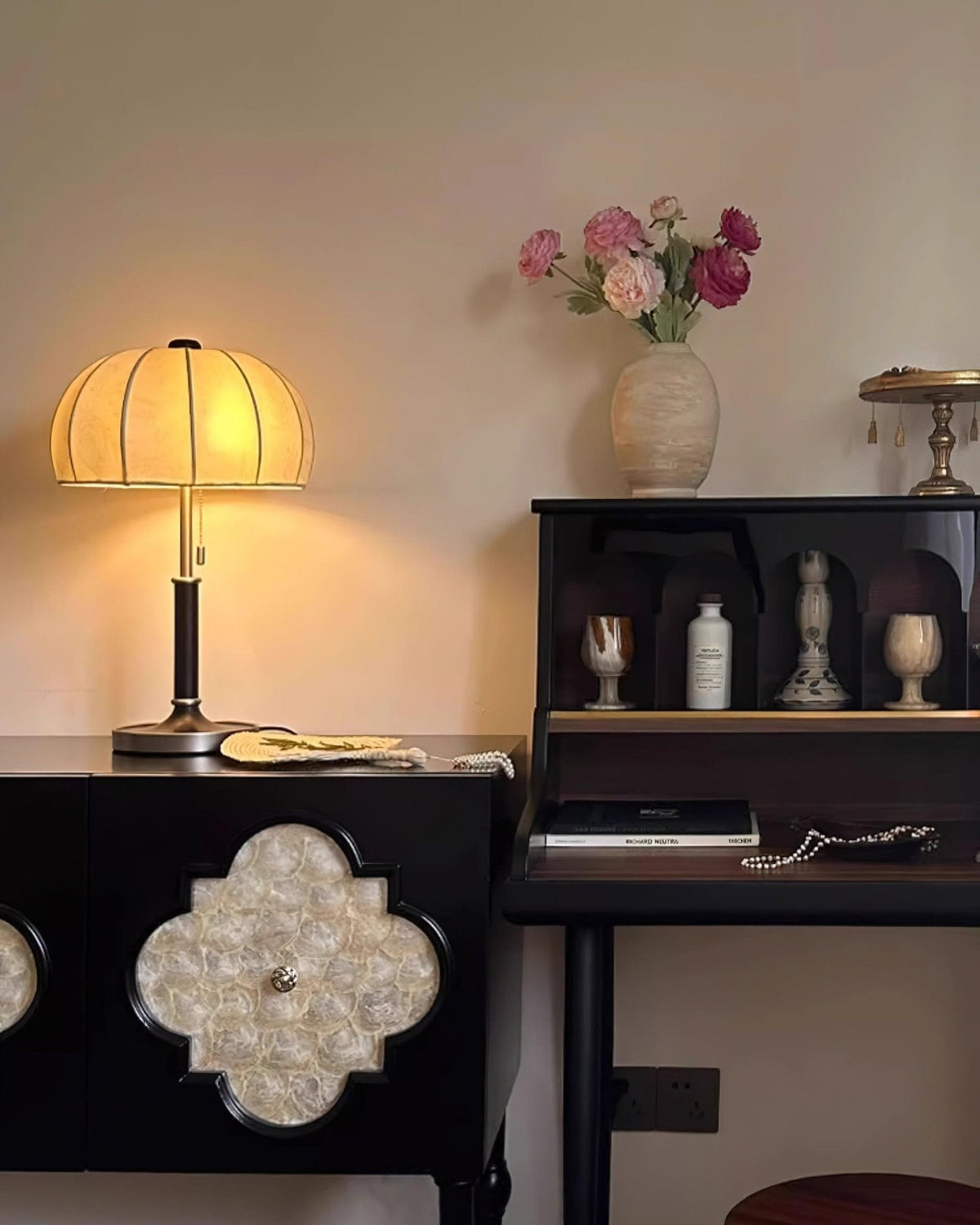 Nalemu lámpara de mesa de madera y tejido
