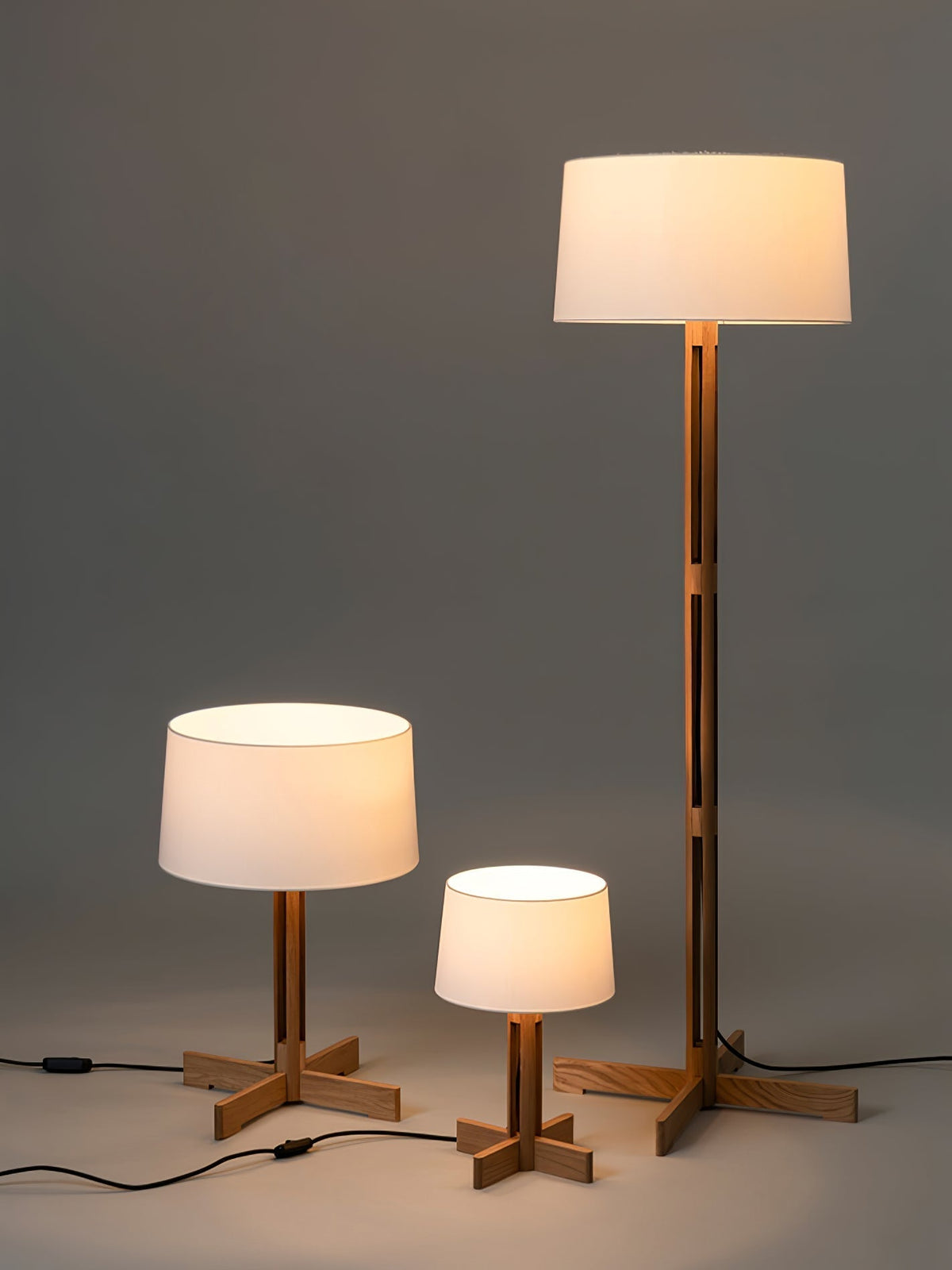 Rinivena lámpara de mesa contemporánea de madera y tejido