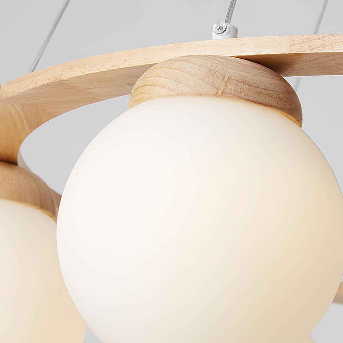 Aelion lámpara de araña Anillo de madera Globos de vidrio ópalo