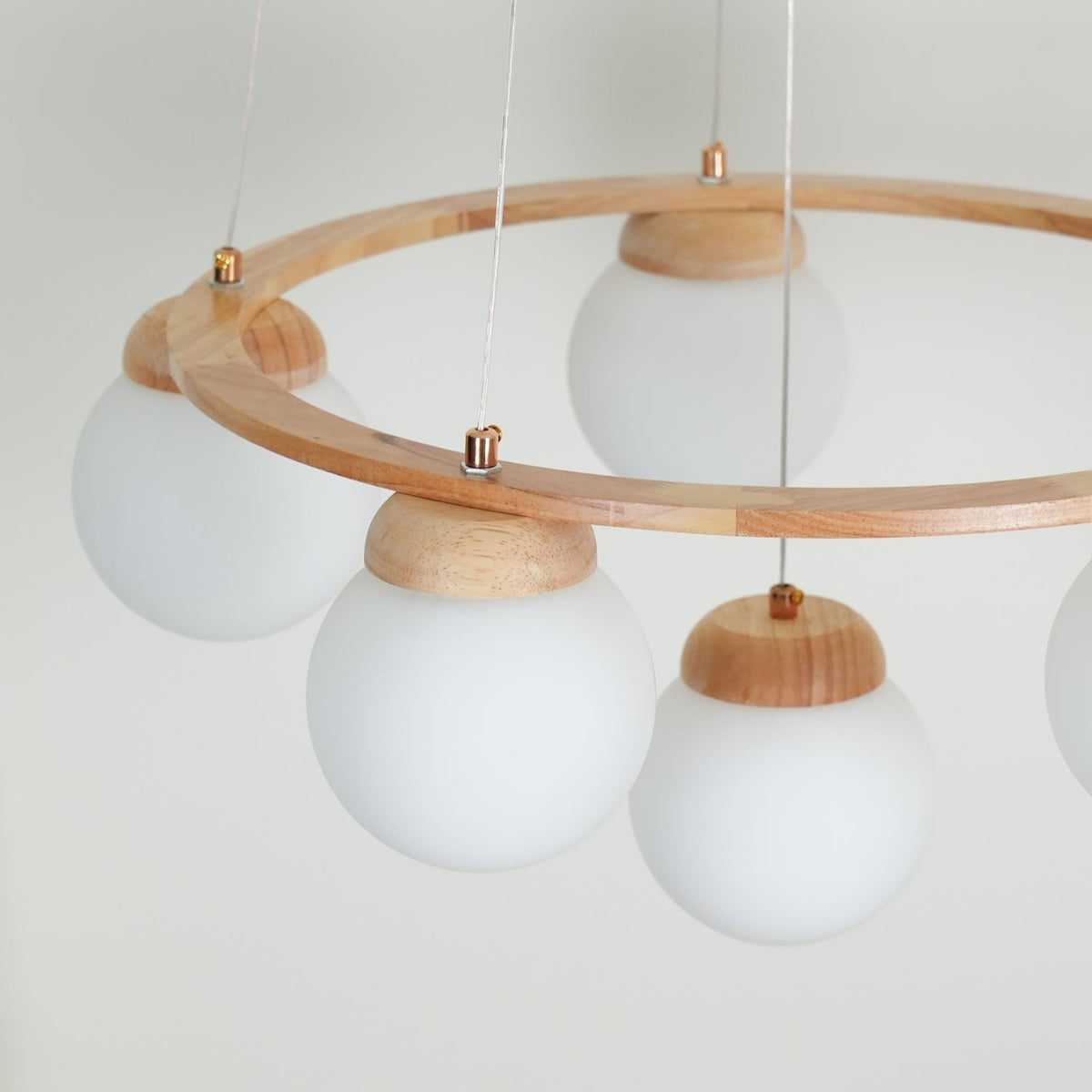 Aelion lámpara de araña Anillo de madera Globos de vidrio ópalo