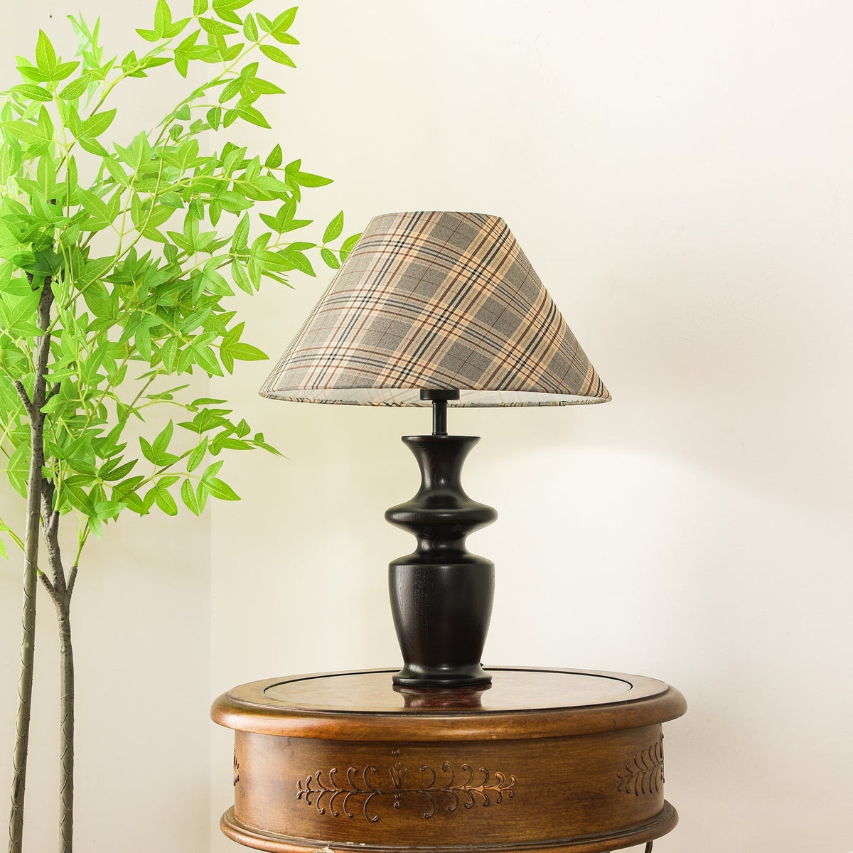 Herita lámpara de mesa de madera y tejido
