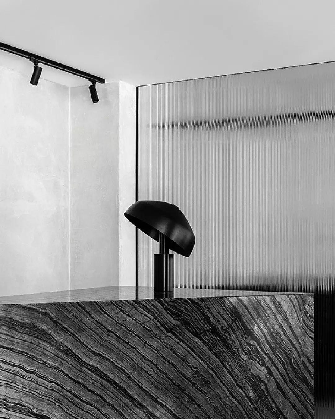 Kite lámpara de mesa en latón orgánico para escritorio