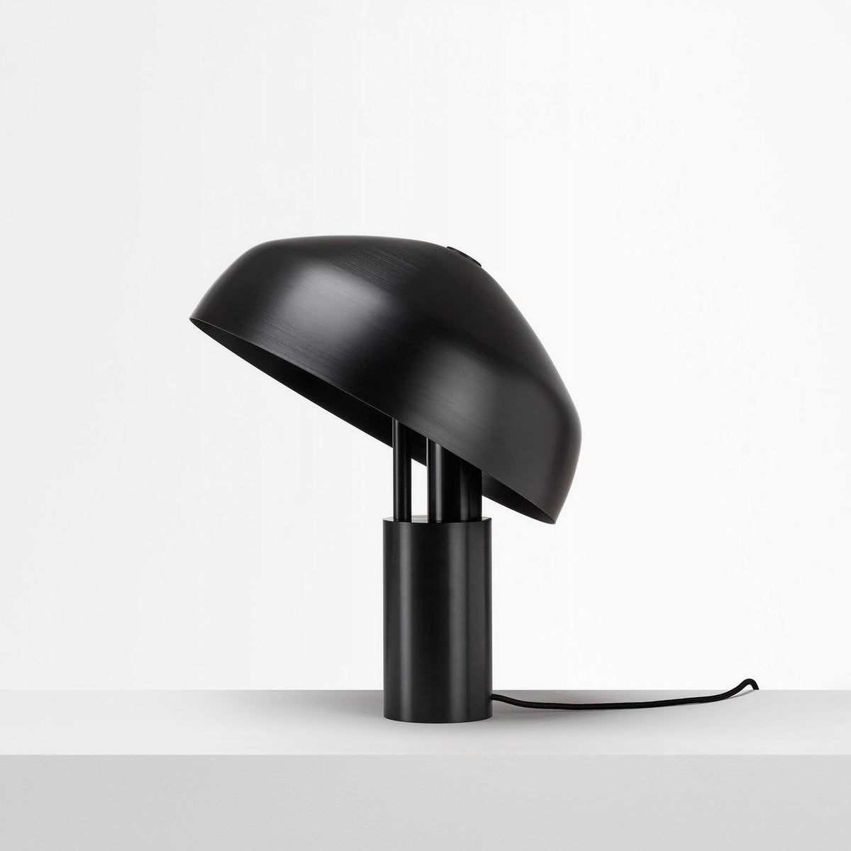 Kite lámpara de mesa en latón orgánico para escritorio