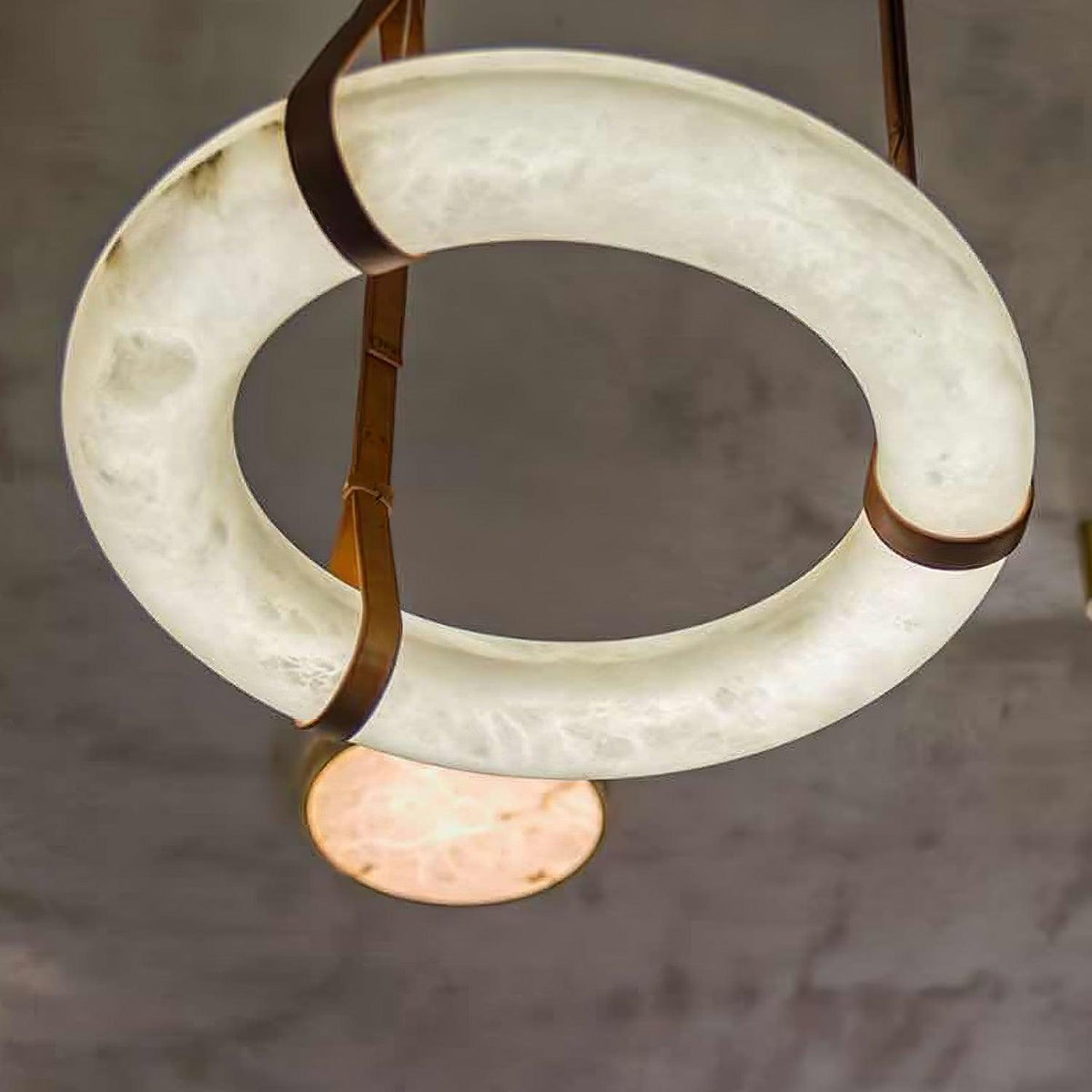 Oslo lámpara colgante de anillo de alabastro con correas estilo escandinavo