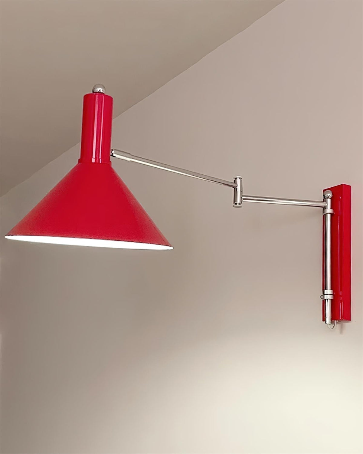 Lámpara de Pared Moderna con Brazo Metálico Ajustable y Pantalla Roja, Lámpara de Lectura