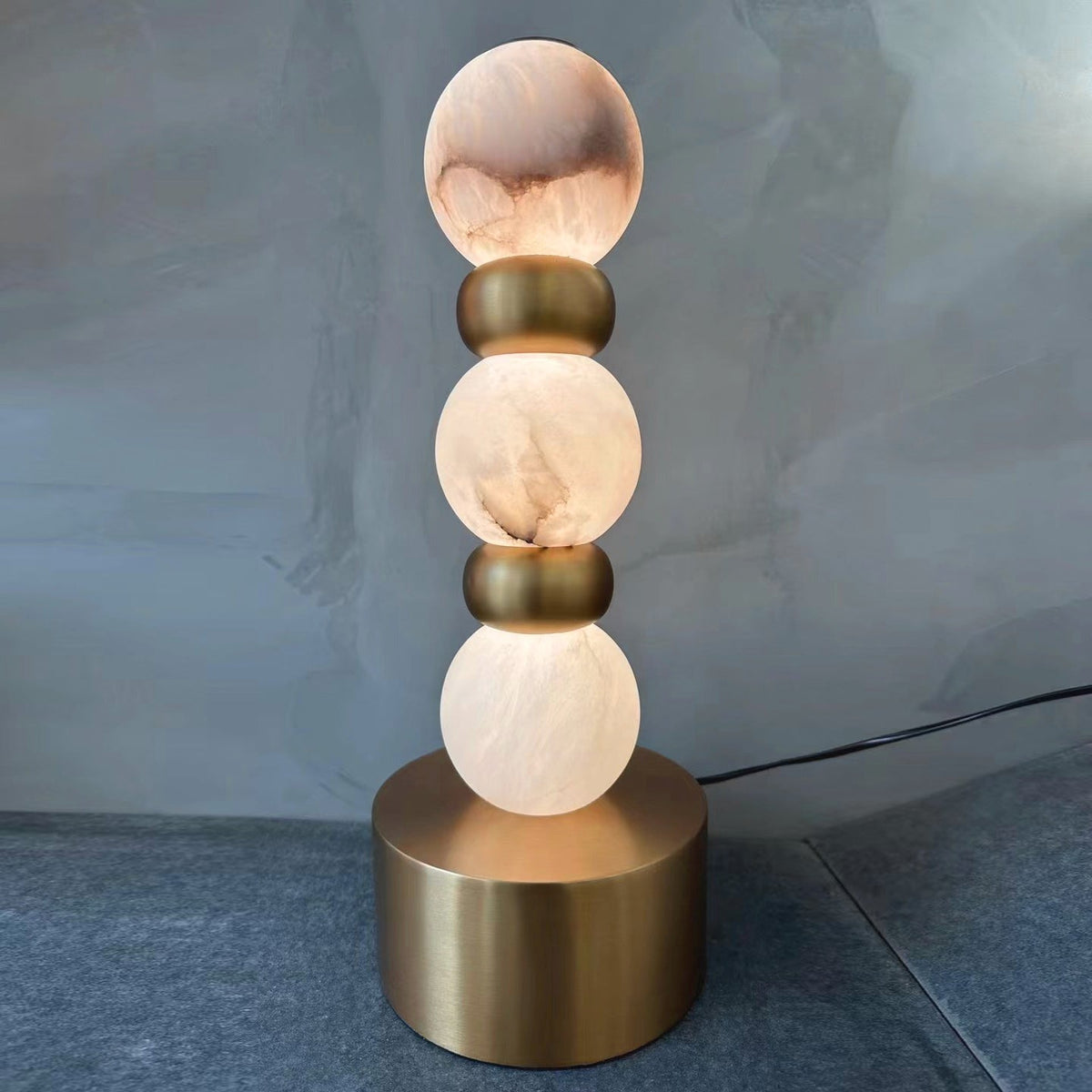 Altnal lámpara de mesa de latón