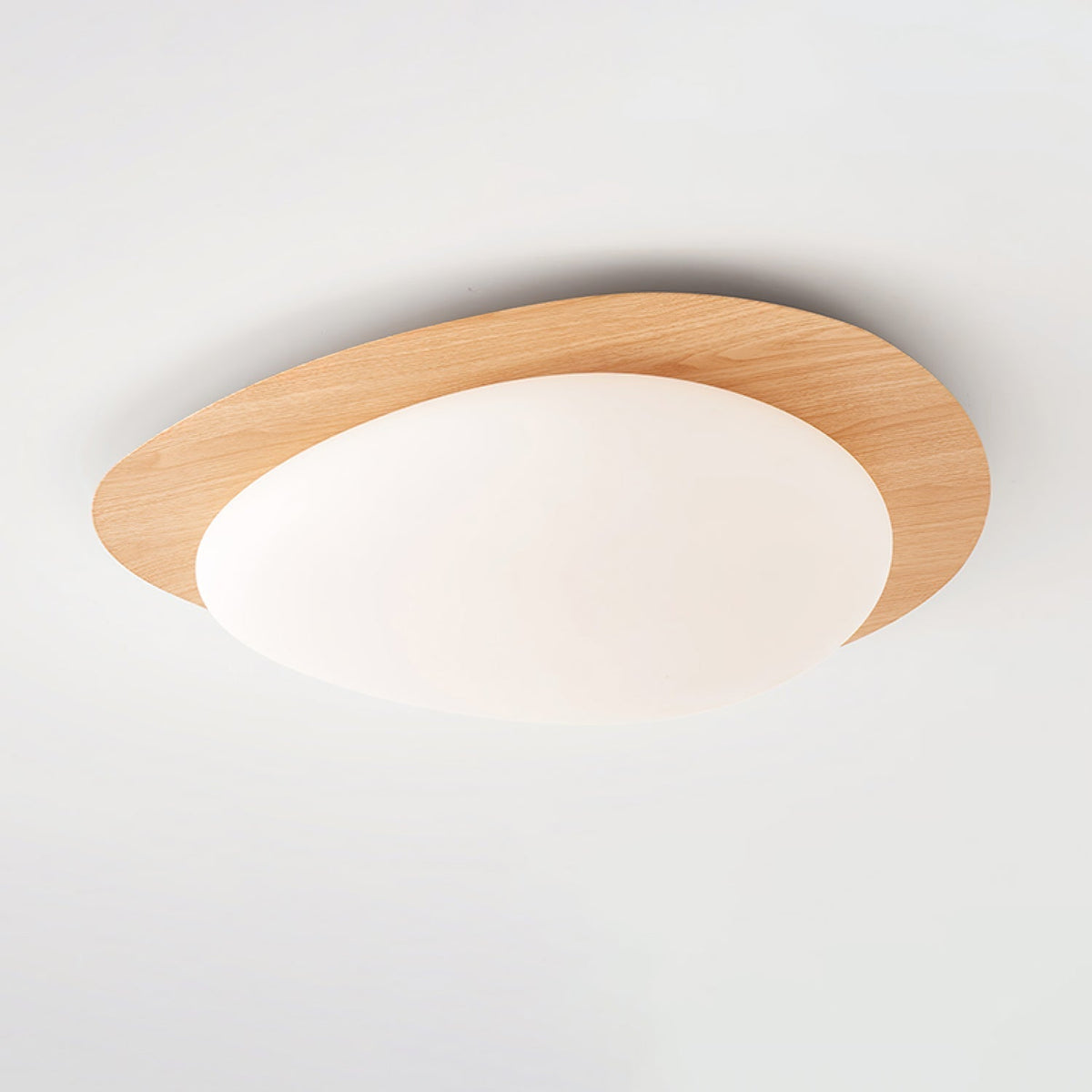 Sylenia lámpara de techo Pebble en nogal con acabado de grano de madera y pantalla de acrílico LED