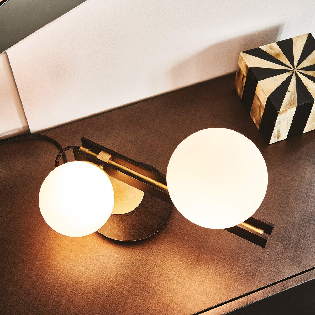 Veloella lámpara de mesa contemporánea de vidrio