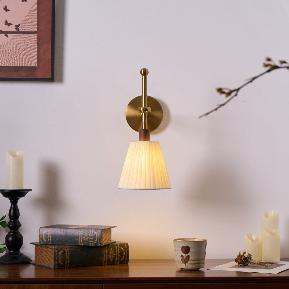 Gairm aplique de pared con pantalla de tela plisada y brazo de latón