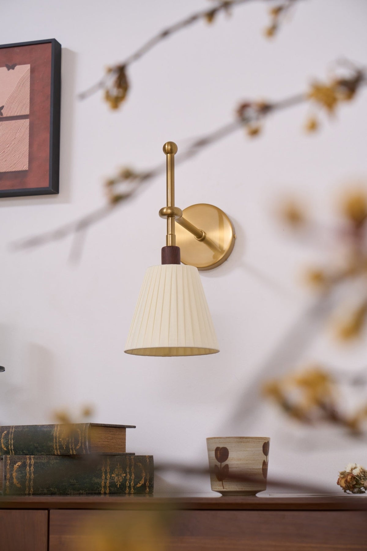 Gairm aplique de pared con pantalla de tela plisada y brazo de latón