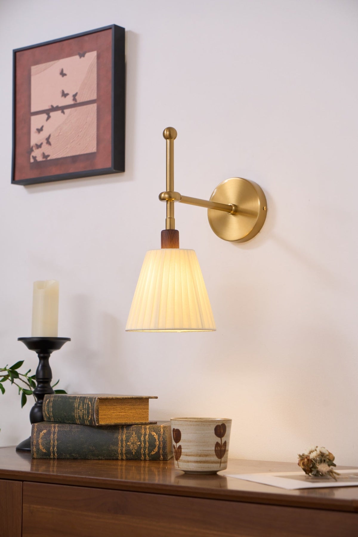Gairm aplique de pared con pantalla de tela plisada y brazo de latón