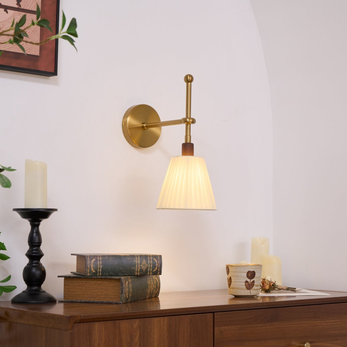 Gairm aplique de pared con pantalla de tela plisada y brazo de latón