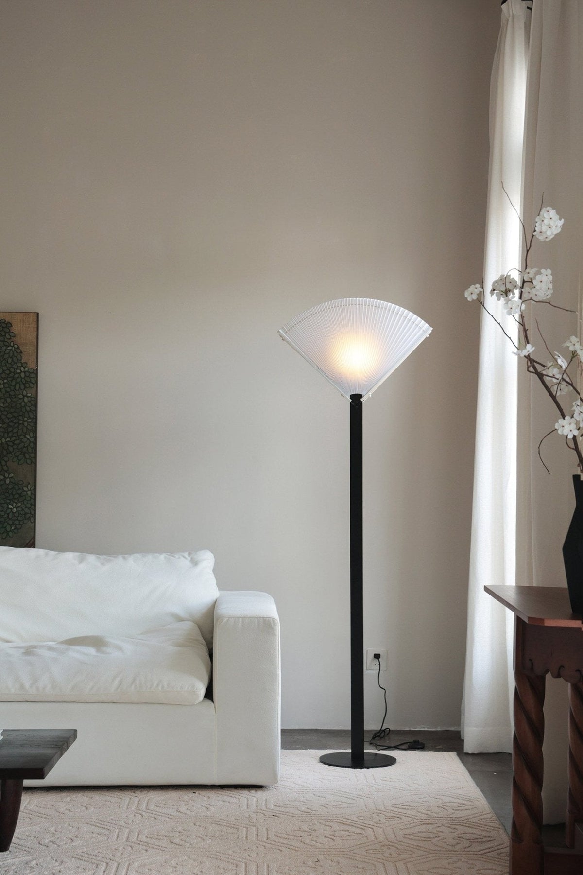 Lámpara de pie con ventilador plisado