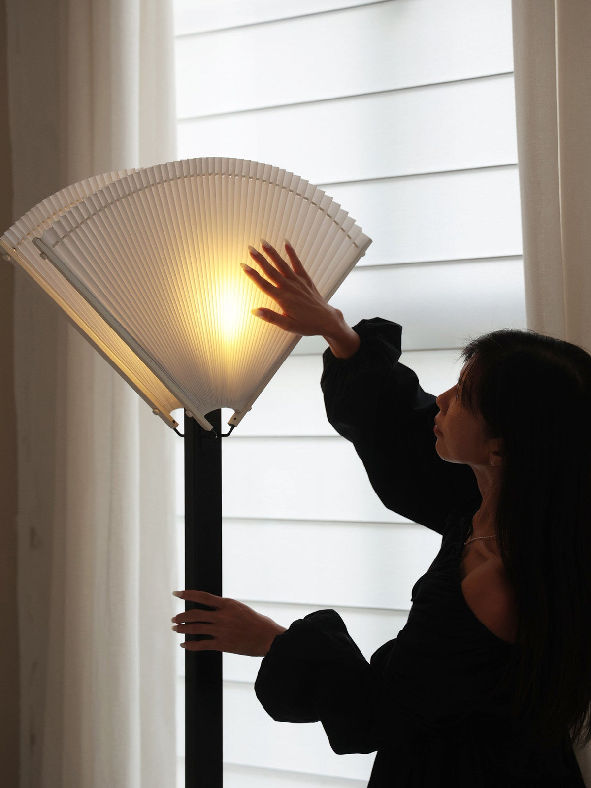 Lámpara de pie con ventilador plisado
