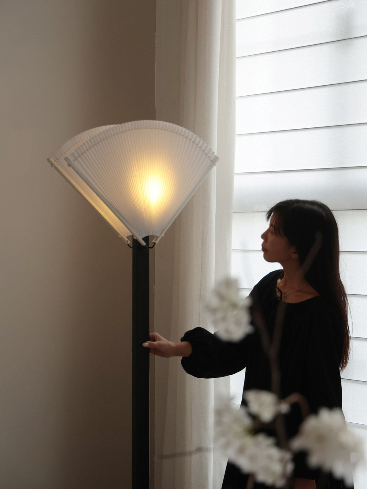 Lámpara de pie con ventilador plisado