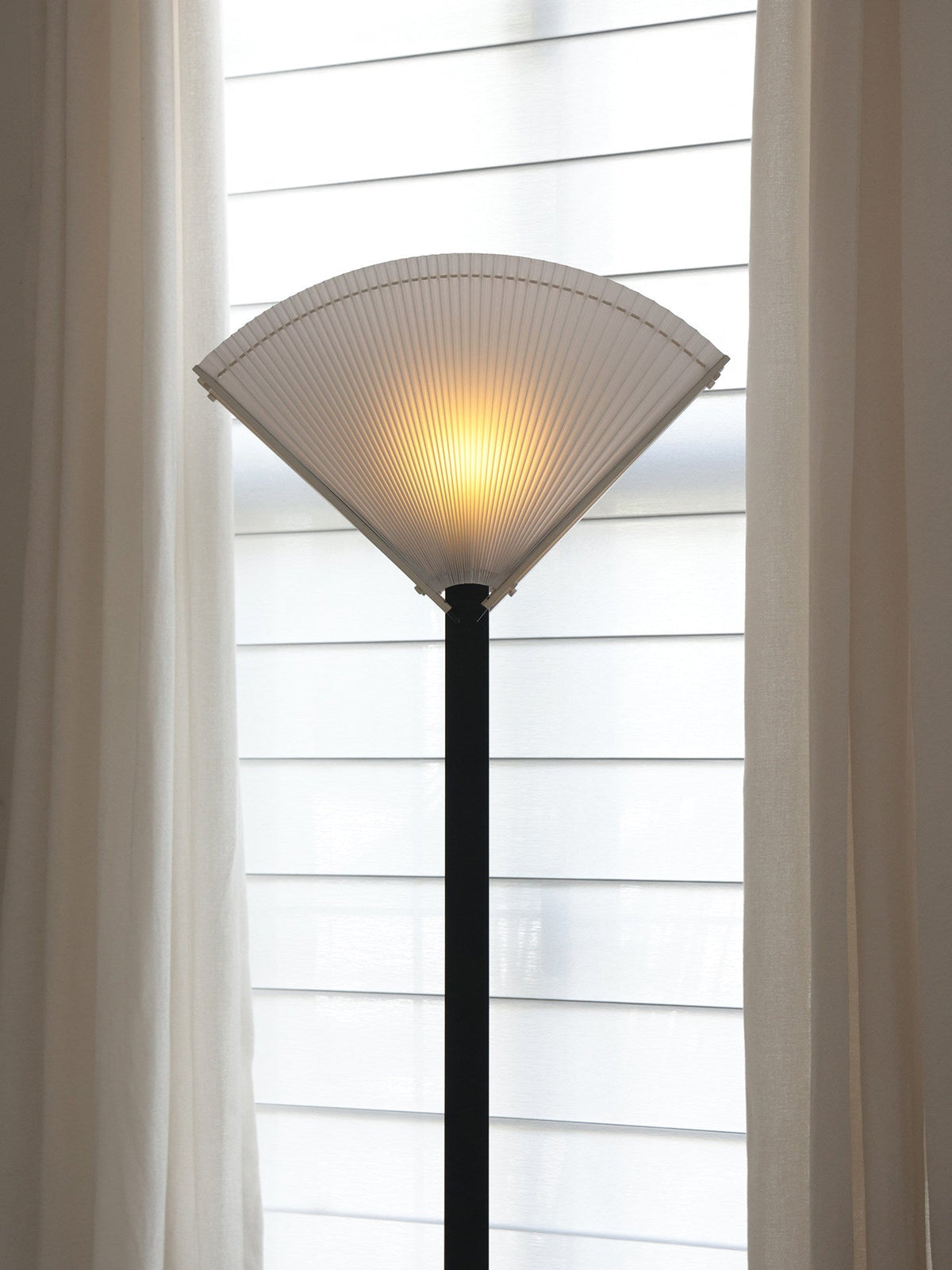 Lámpara de pie con ventilador plisado