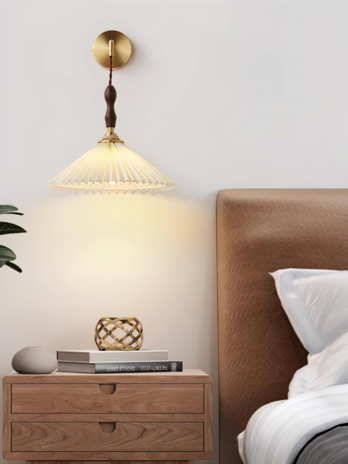 Mordan aplique de pared de madera de nogal con pantalla plisada elegancia Premium