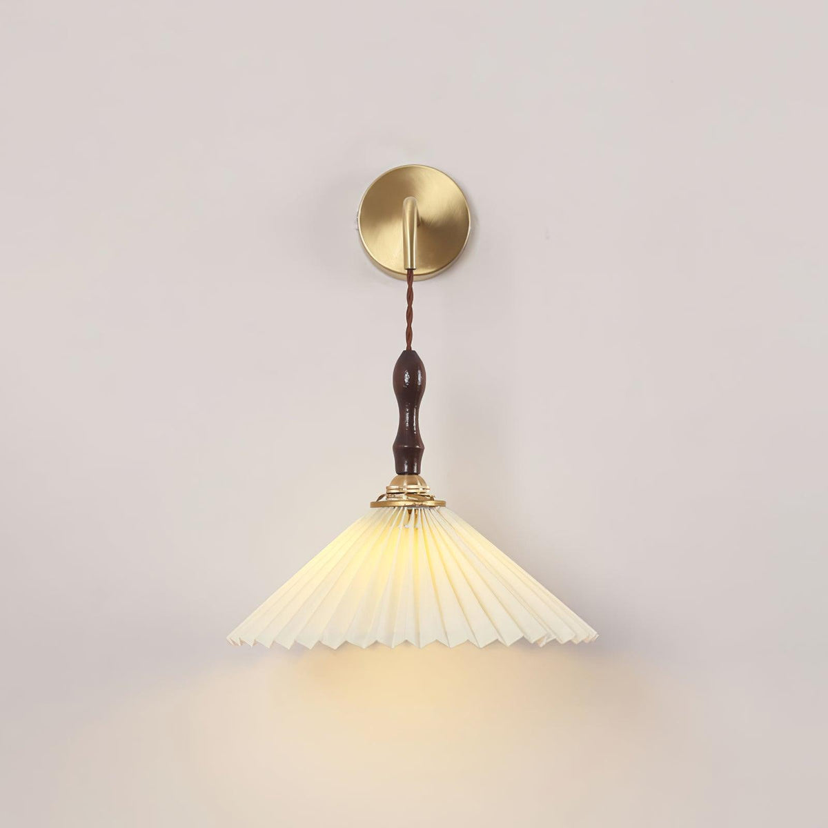 Mordan aplique de pared de madera de nogal con pantalla plisada elegancia Premium