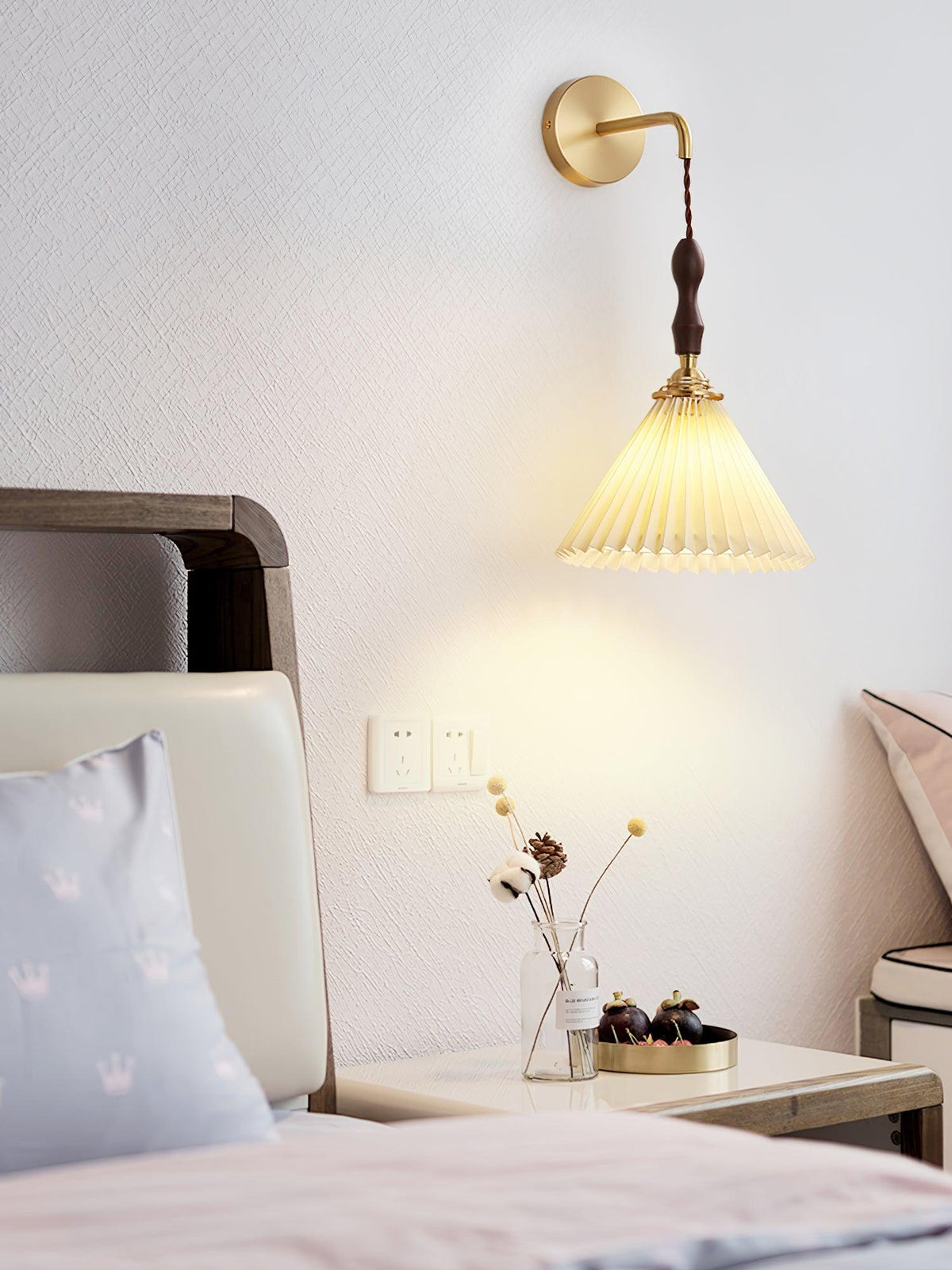 Mordan aplique de pared de madera de nogal con pantalla plisada elegancia Premium