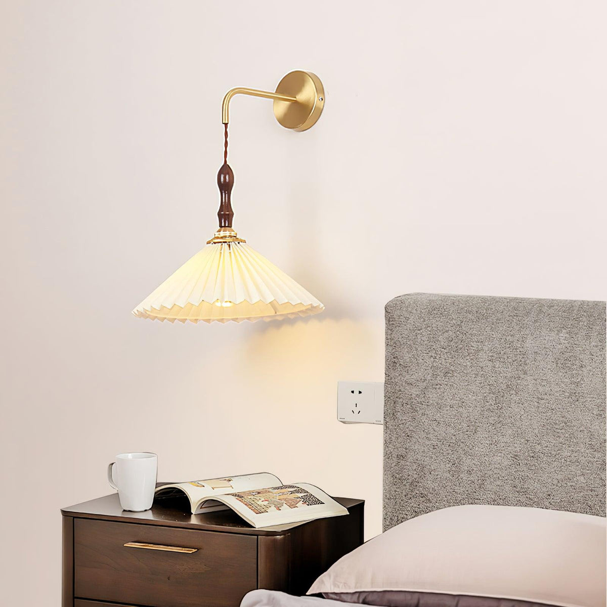 Mordan aplique de pared de madera de nogal con pantalla plisada elegancia Premium