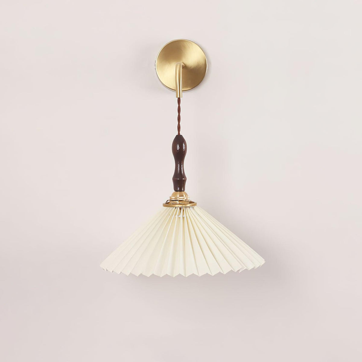 Mordan aplique de pared de madera de nogal con pantalla plisada elegancia Premium