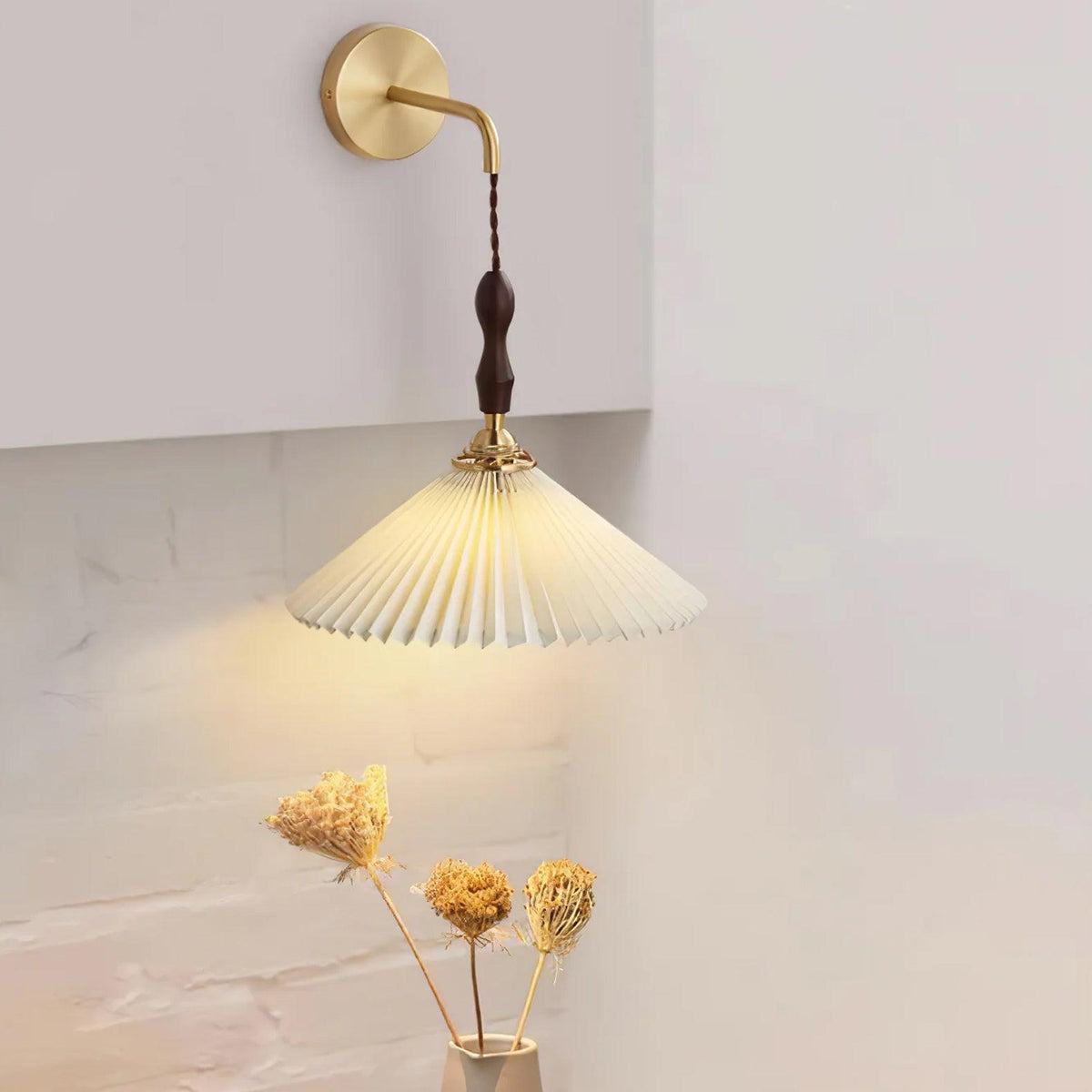 Mordan aplique de pared de madera de nogal con pantalla plisada elegancia Premium